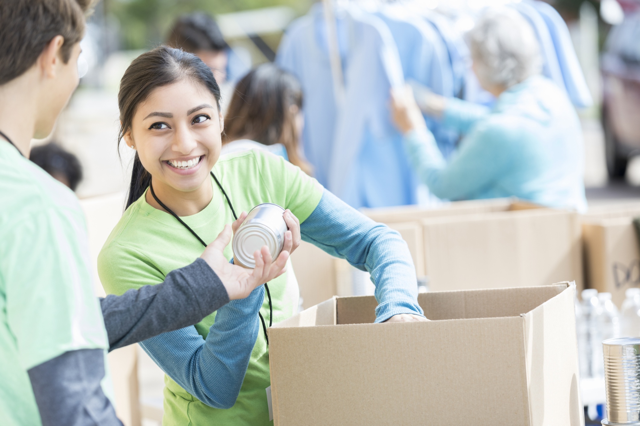 Teen volunteer at food drive